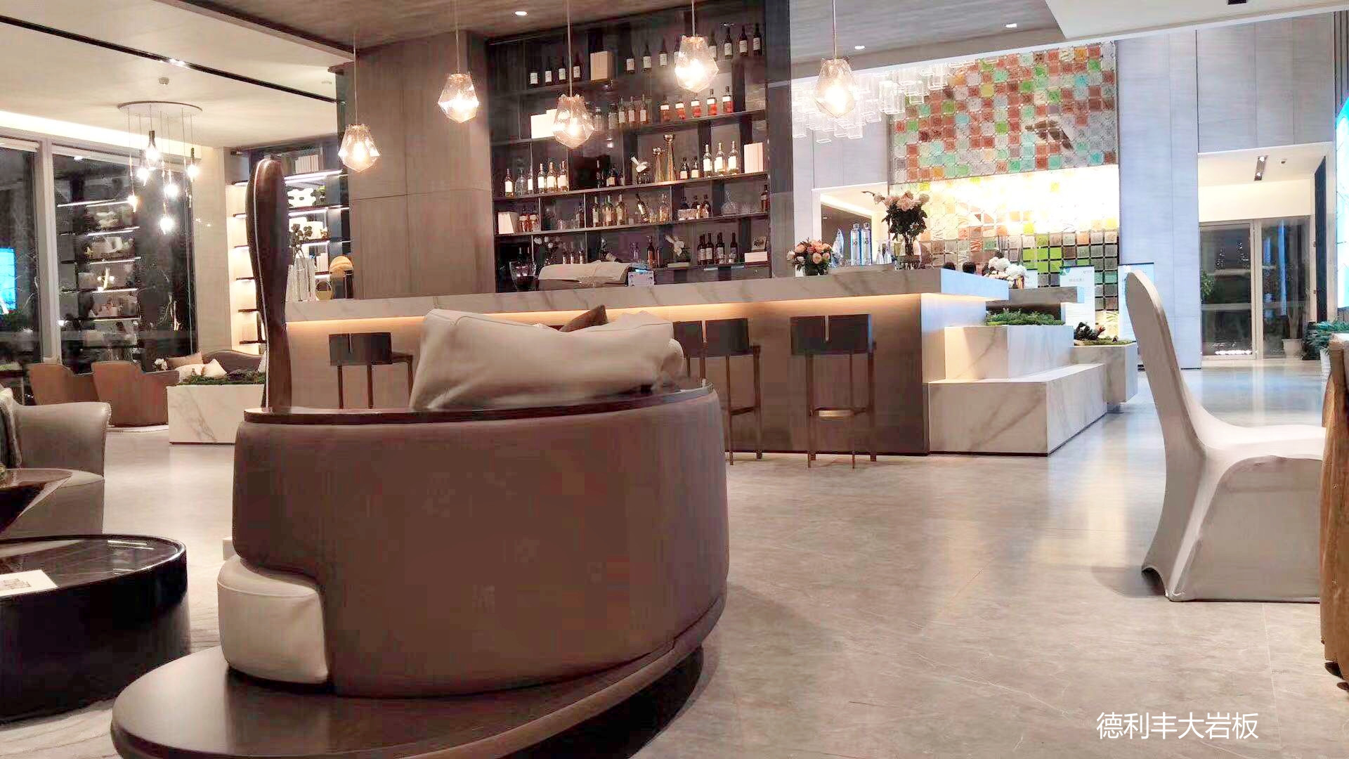 德利豐大巖板助力綠城集團打造“藝術(shù)館式”售(圖4) 德利豐大巖板助力綠城集團打造“藝術(shù)館式”售(圖4)